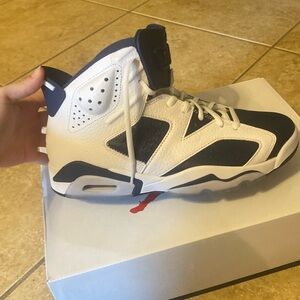 Air Jordan 6 retro white/ varsity red size 9 in mens -only worn once!